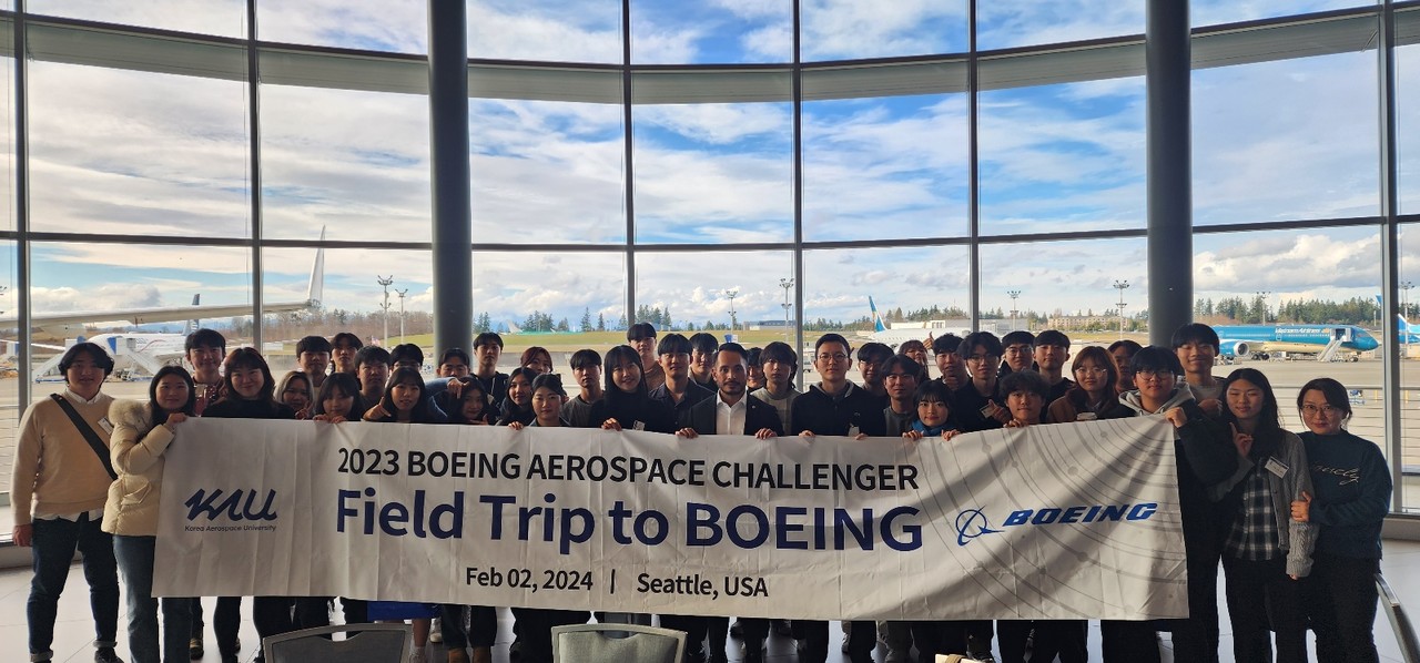 보잉(Boeing)사에서 마련한 점심 만찬 후, 한국항공대학교 탐방 인원 전체 단체사진.