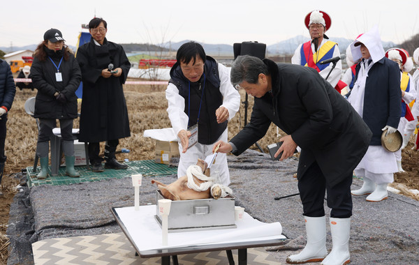 김용규 고양문화원장(오른쪽)이 정월대보름놀이에서 무사 안녕을 빌며 인사를 하고 있다.
