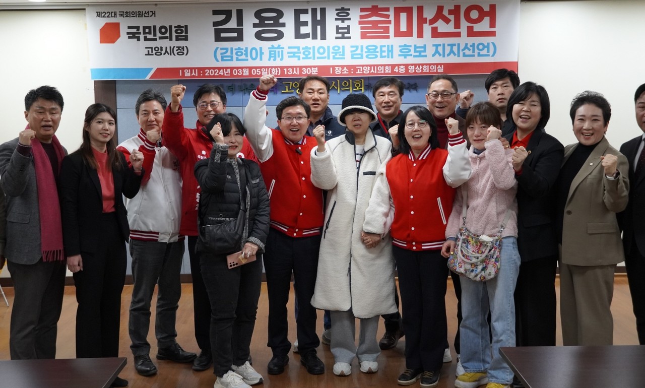 이날 두 사람(김용태, 김현아)은 김종혁 당 조직부총장과 시도의원, 지지자들과 함께 포즈를 취했다.