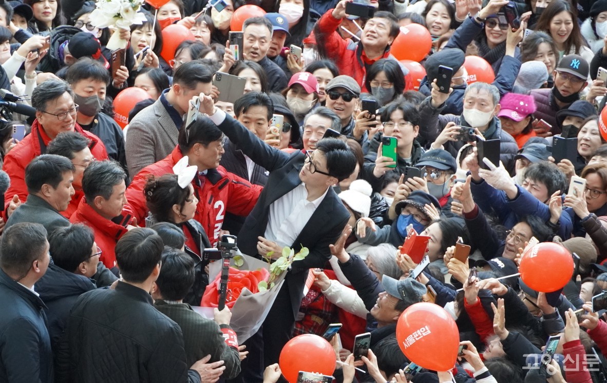11일 고양 라페스타를 방문한 한동훈 국민의힘 비상대책위원장이 지지자들과 함께 사진을 찍고 있다.