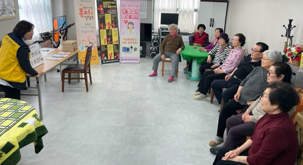 중산1동이 일산동구보건소와 협업해 중산1단지 경로당에서 '찾아가는 보건복지상담소’를 운영했다. 