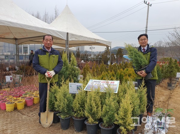 김보연 조합장(왼쪽)과 이영철 상임이사가 나무시장 개장식에 참석했다.