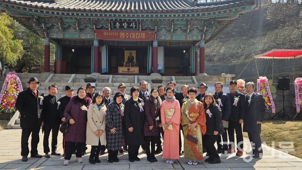 매년 행주대첩제에 참여하는 안동권씨 문중원들과 세계평화여성연합 덕양지부 회원들.