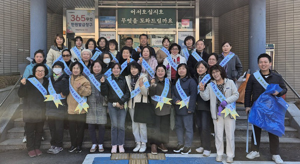 풍산동 통장협의회 회원과 행정복지센터 직원 등이 참여해 봄맞이 마을 대청소를 했다. 