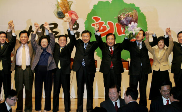 8년 만에 야당이 된 민주당 진영은 총선을 두 달 앞둔 2008년 2월 손학규 대표를 선출하고 통합민주당을 창당했지만, 기울어진 흐름을 돌리지 못하고 크게 패했다.