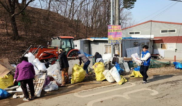  관산동이 주민들과 힘을 모아 마을 대청소를 하고 있다.