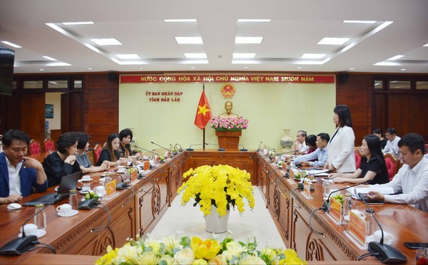 지난해 8월 다락성 인민위원회 회의에 참여한 오준환 도의원(왼쪽 맨 앞)과 고양시관광협의회 관계자들. 