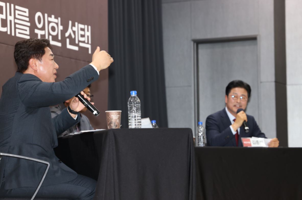 서로 공방을 주고받는 이기헌 후보(왼쪽)와 김종혁 후보.