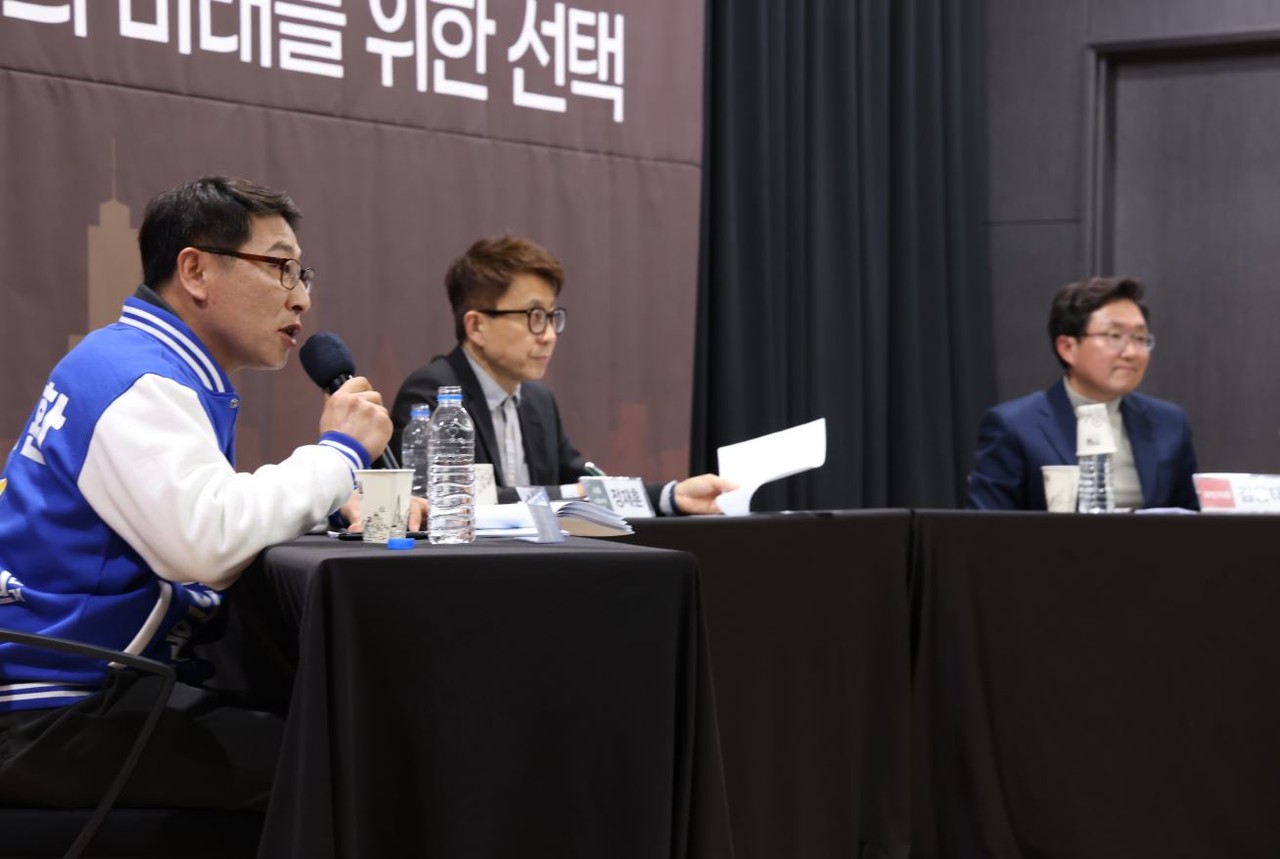 이날 토론회에서 김영환 후보(맨 왼쪽)는 일산 발전의 활로를  문화·산업 도시로 성장시킴으로써 찾겠다고 밝혔다.