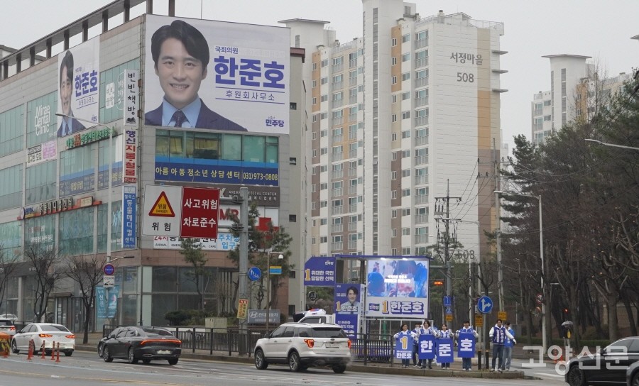 대형 현수막이 걸린 건물 앞에 자리잡은 한준호 후보의 유세팀. 