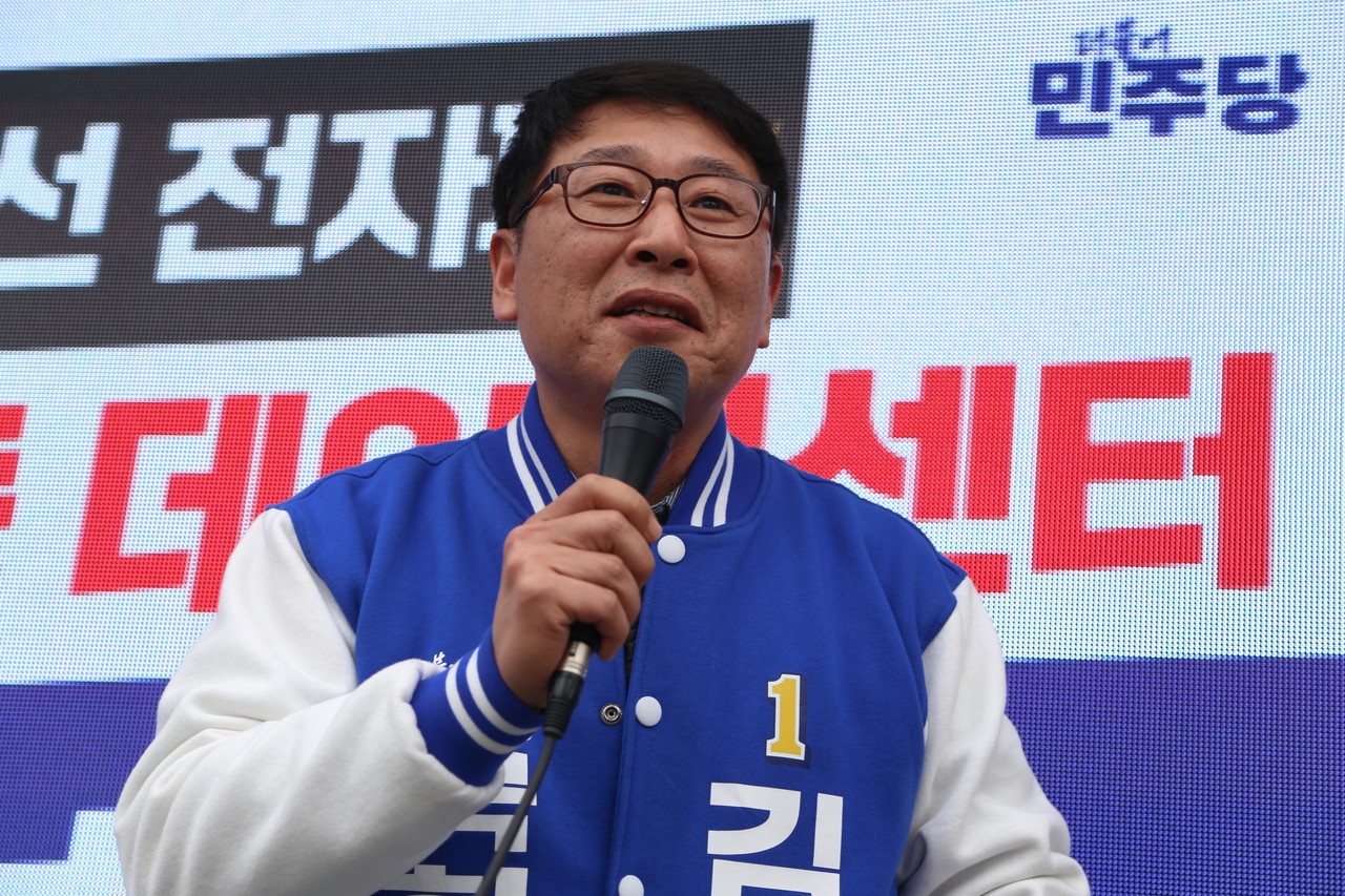 28일 오후 2시경 일산시장에서 유세를 하고 있는 김영환 후보.
