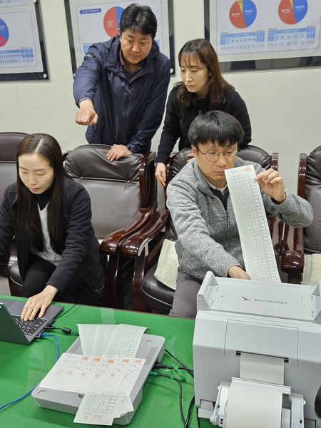 경기도 선거관리위원회가 51.7.cm 비례대표 투표용지를 출력하고 있다.