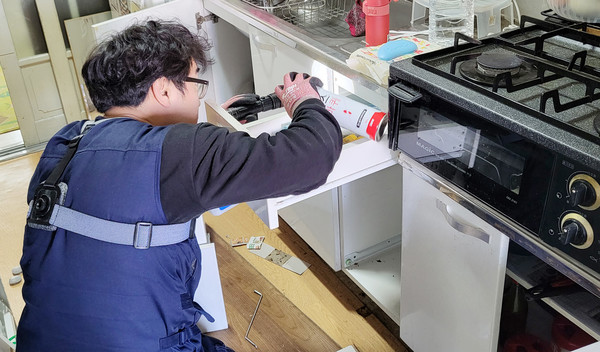 문촌9종합사회복지관이 문촌마을 9단지 거주자 25가정에 전문방제서비스를 제공했다. 