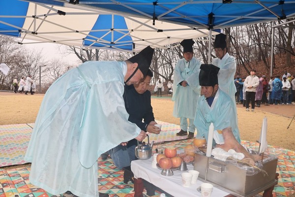   지도농협 산악회 시산제에서 오영석 농협 고양시지부장이 잔을 올리고 있다.