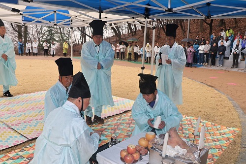  이상기 산악회장이 술잔을 올리고 있다.