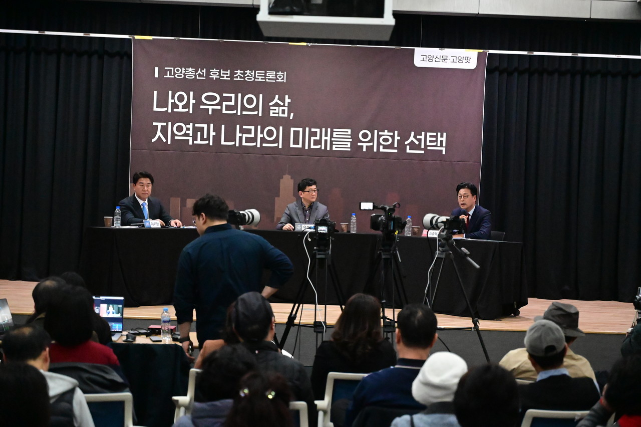지난 23일 고양신문 주최로 열린 국회의원 후보자 초청 토론회에서 고양시병에 나선 김종혁 후보(맨 오른쪽)와 이기헌 후보(맨 왼쪽)가 의견을 펼치고 있다.