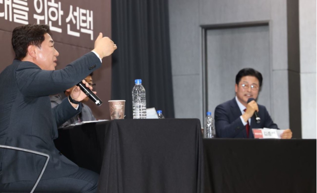 서로 공방을 주고받는 이기헌 후보(왼쪽)와 김종혁 후보.