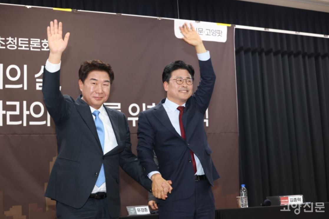 토론회를 마치고 서로 손잡은 두 후보.