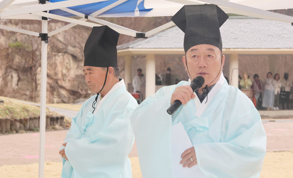 장순복 지도농협 조합장이  시산제에서 안전한 산행을 위한 인사말을 전하고 있다.