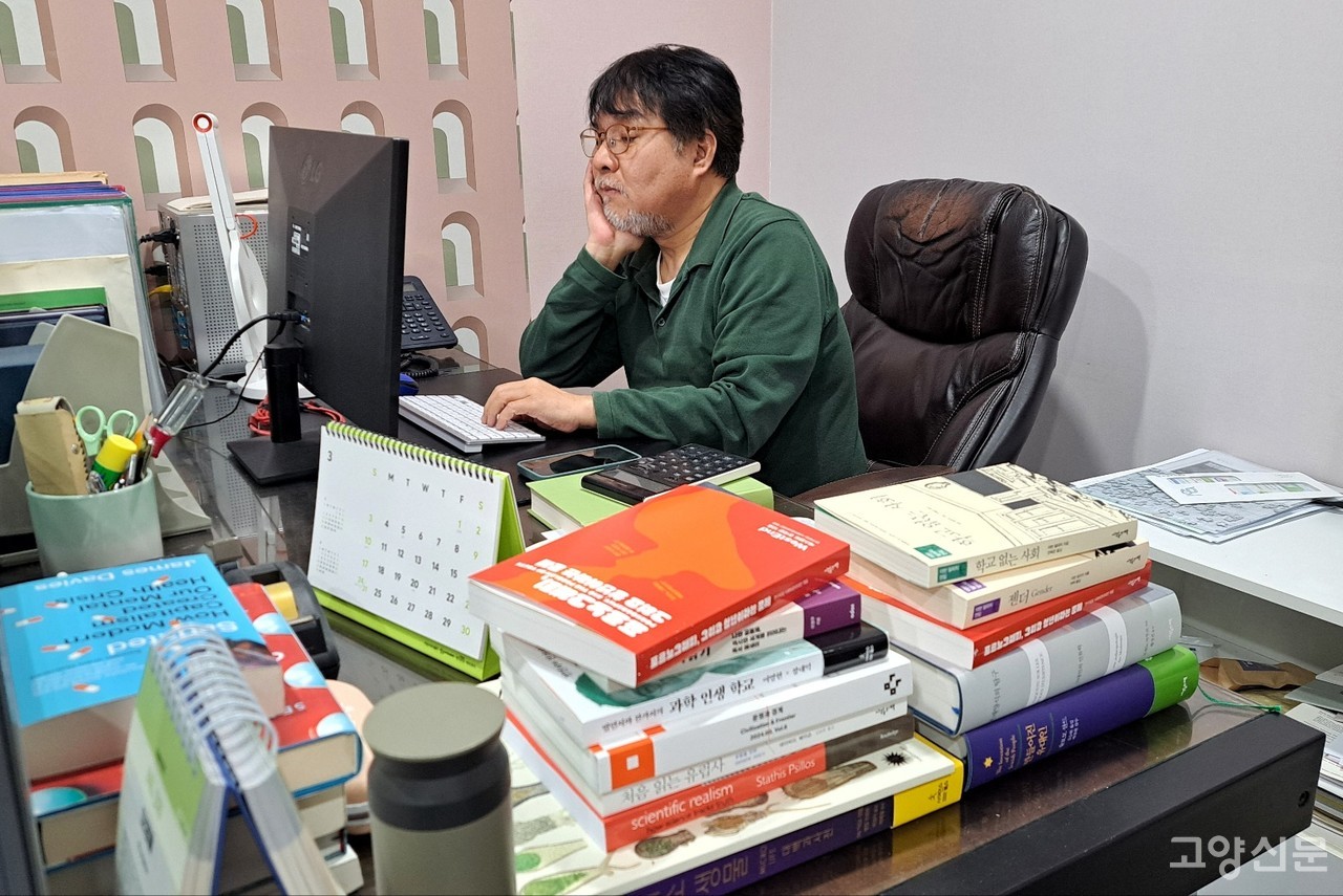 사무실에 작업하고 있는 안희곤 대표.