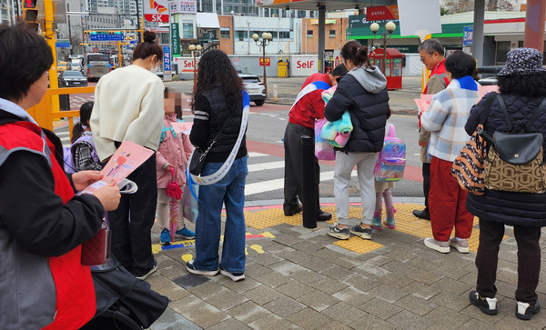  능곡동이 지역사회보장협의체와 위기가구 발굴을 위한 ‘복지사각지대 집중 발굴 캠페인’을 했다.