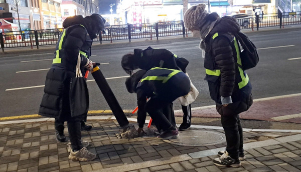 덕양구 삼송2동 안전보안관 대원들이 순찰을 통해 지역안전을 지키는 역할을 하고 있다.