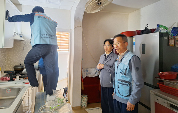 오태환 일산발전본부장(맨 오른쪽)이 환경정화 활동에 함께하고 있다.