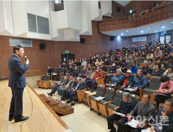 이창림 원당농협 조합장이 2030비전을 발표한 후 조합원들로부터 질문을 받고 답변하고 있다.