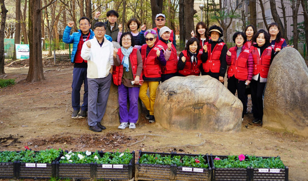 일산3동 주민자치회가 마을 인근 화단에 초화를 식재했다.