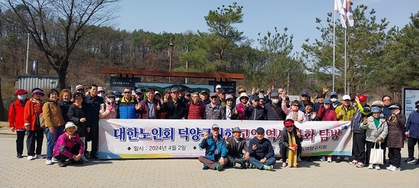     문화역사탐방에 나선 회원들이 기념촬영을 하고 있다.