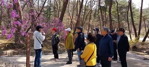     경로당 모범회원들이 역사문화해설에 귀를 기울이고 있다.