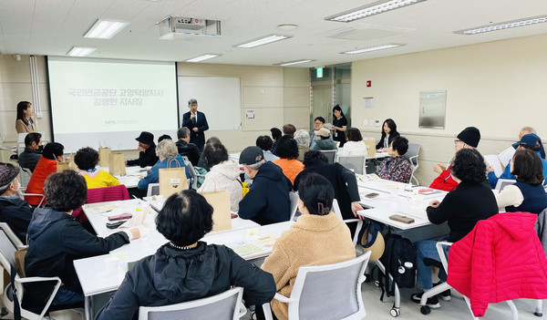 김병헌 국민연금공단 고양덕양지사장이 인사를 하고 있다.