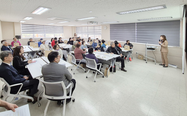 국민붐대학 참여자를 환영하고 운영에 대해 설명한 오리엔테이션 현장.