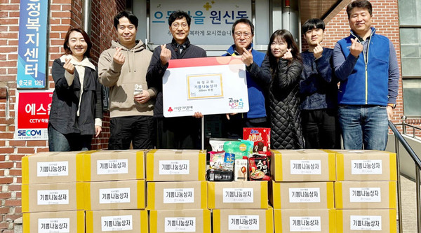 하성교회가 부활절을 맞이해 어려운 이웃을 위한 ‘기쁨나눔상자’를 기부했다. 