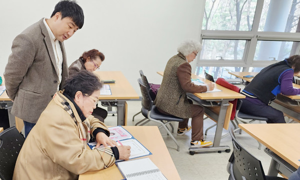 프로그램에 함께하는 어르신들.