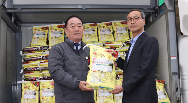장순복 조합장(왼쪽)이 황수연 덕양구청장(오른쪽)에게 쌀을 전달하고 있다.