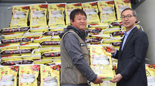 농업경영인 지도지구회 선학경 회장(왼쪽)도 쌀나눔에 동참했다.