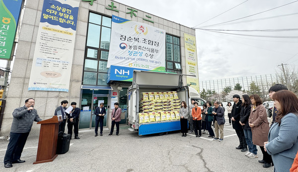 장순복 조합장이 쌀나눔의 취지와 사회공헌 활동에 대해 인사하고 하고 있다. 