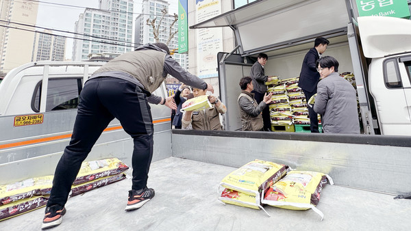각 동에 전달될 쌀을 싣고 있는 관계자들.