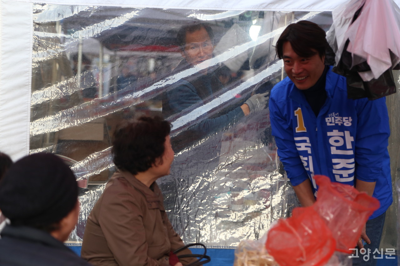 2일 능곡시장을 찾은 더불어민주당 한준호 후보.