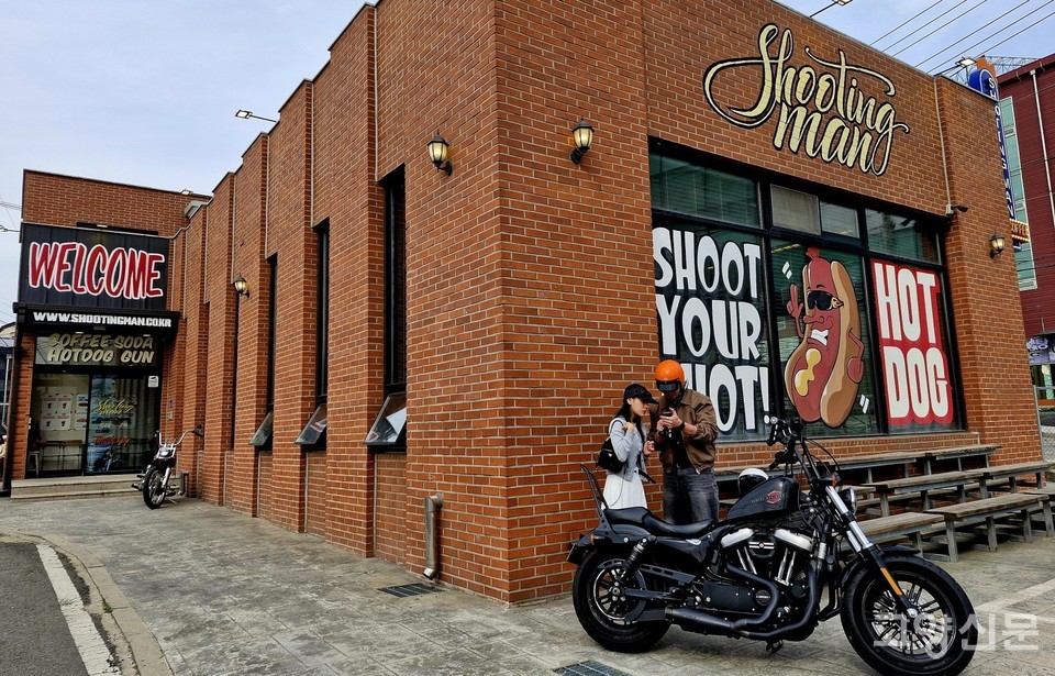 주말이면 바이크 라이더들에게 라이브 명소로 인기가 높은 핫도그 전문점 '슈팅맨'.