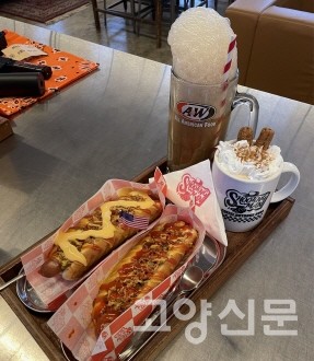 바닐라 아이스크림이 올라간 루트비어와 시나몬 가루와 츄러스가 올라간 시나몬 밀크 라떼는 한번 먹으면 잊지 못할 특별한 맛이다.