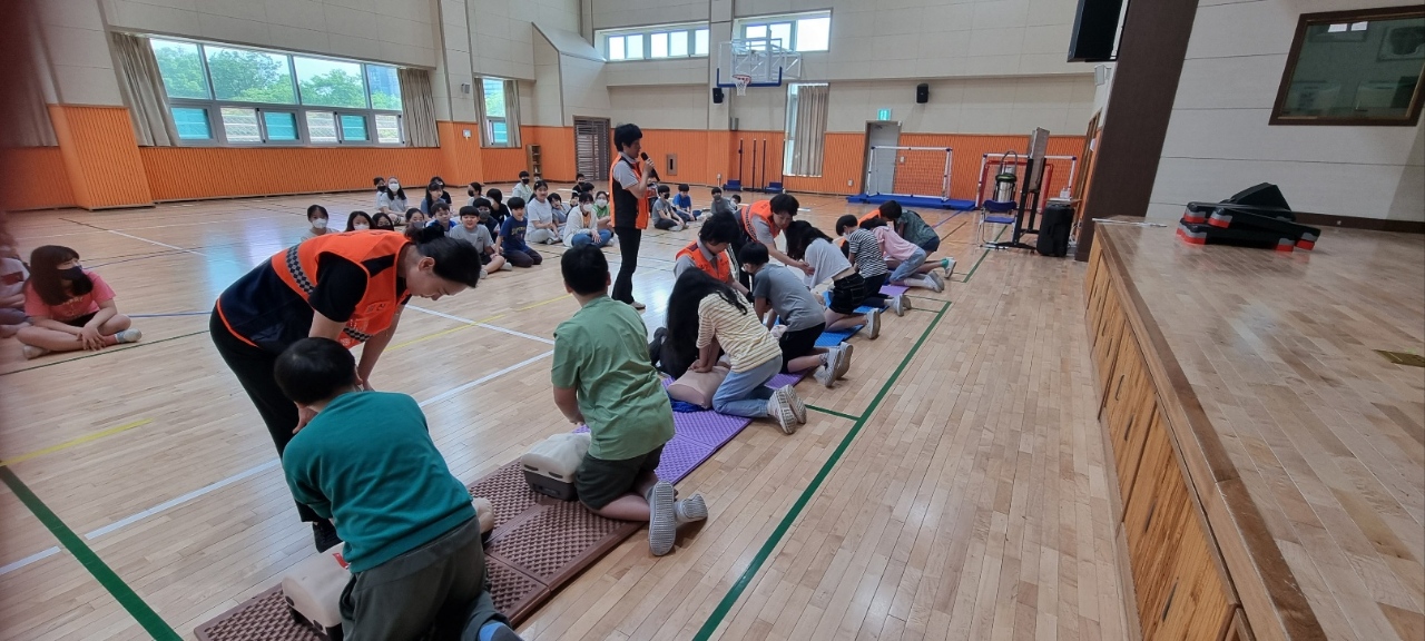 2023년 진행된 '찾아가는 시민안전교육'에서 초등학교 심폐소생술을 교육하고 있다. [사진제공=고양시]