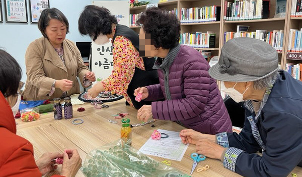 삼송2동 지역사회보장협의체가 인지미술수업인 ‘인생은 아름다워’ 사업을 하고 있다. 