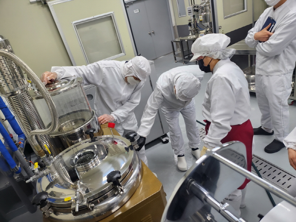 농산물가공지원센터 공유주방 이용 창업자 모습. [사진제공=고양시]