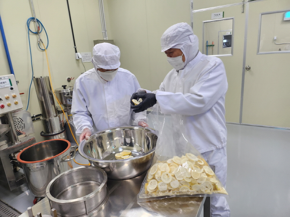 농산물가공지원센터 공유주방 이용 창업자 모습. [사진제공=고양시]