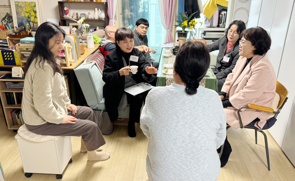 모니터링단이 이웃주민의 가정에 방문해 집들이를 하고 있다.