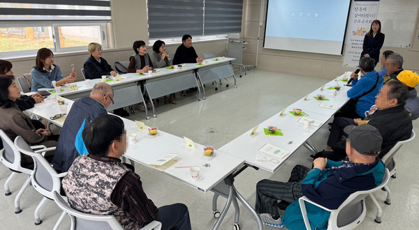 향동종합사회복지관에서 LH주거지원사업 성과공유회를 진행하고 있다.