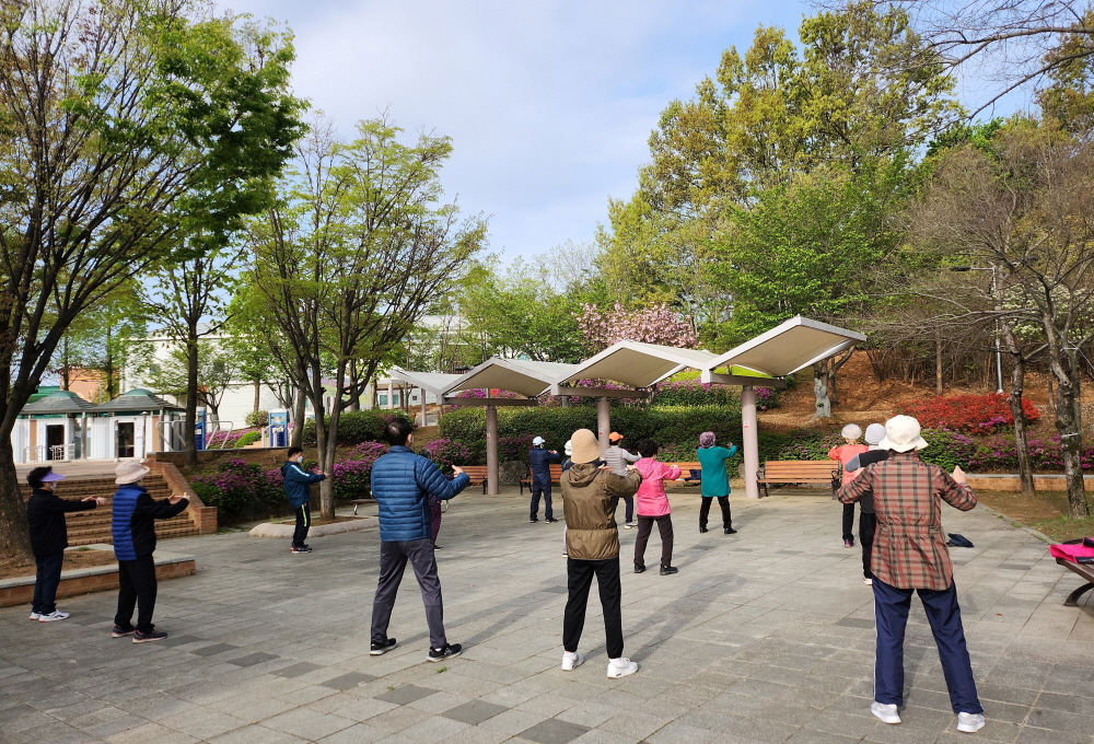 지난해 4월 21일 가좌 근린공원에서 진행된 국학기공 프로그램. [사진제공=고양시]