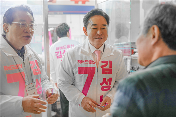 (사진 왼쪽부터) 독고영재 총괄선거대책위원장과 김성남 고양갑 후보가 유권자와 대화를 나누고 있다. [사진 제공 = 김성남 후보 김성남 후보는 500여 시민단체로 구성된 시민유권자운동본부로부터 4·10총선 ‘좋은 후보’로 선정되기도 했다. 